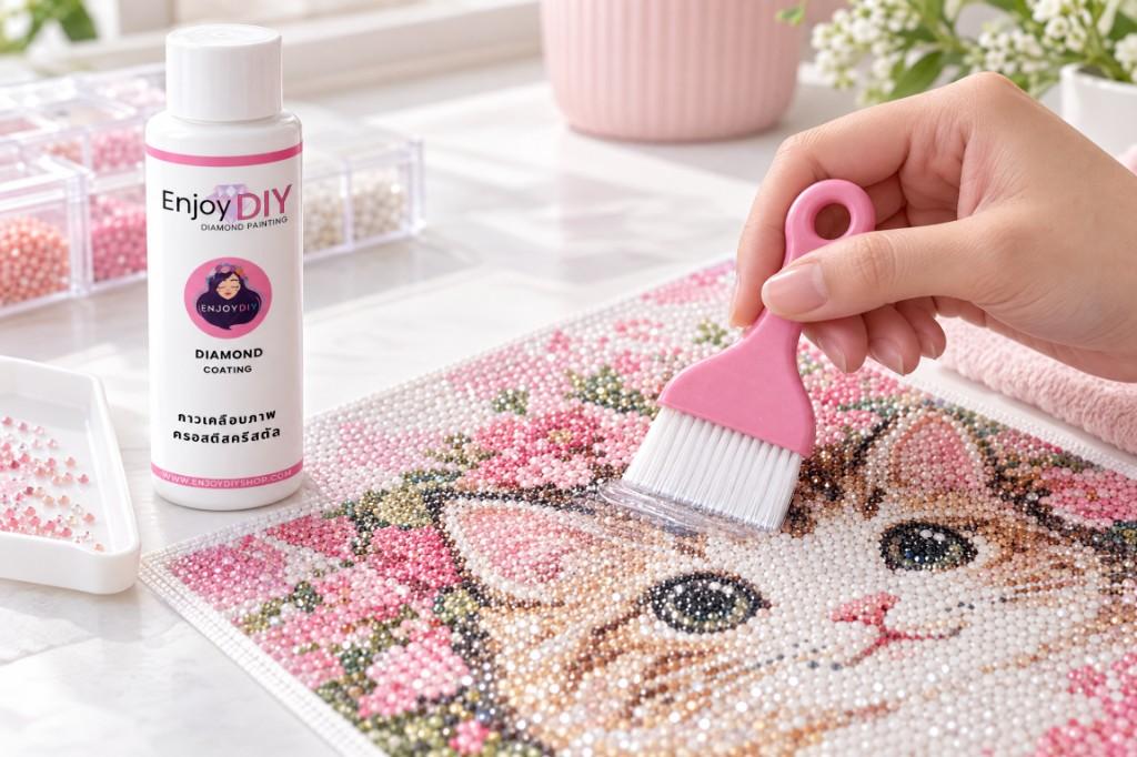 ปาดกาวเคลือบภาพ EnjoyDIY บนงานครอสติสคริสตัลด้วยแปรง